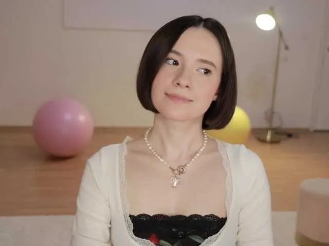 -FemaleEssence- on BongaCams