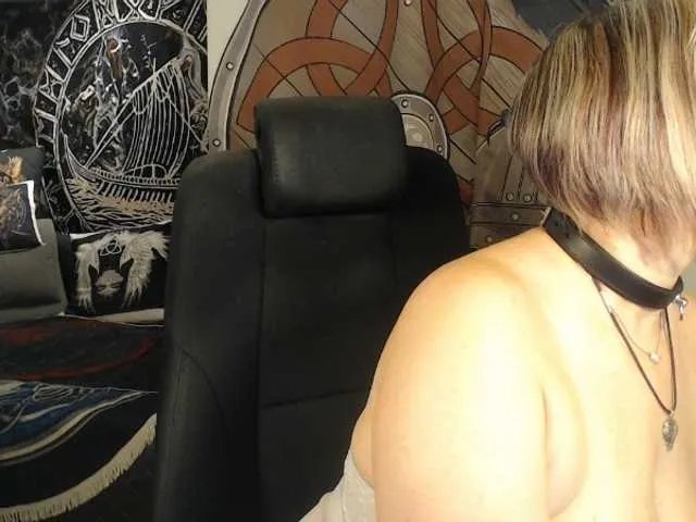90dTitten on BongaCams