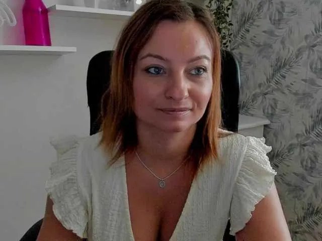 angelaLove13 on BongaCams