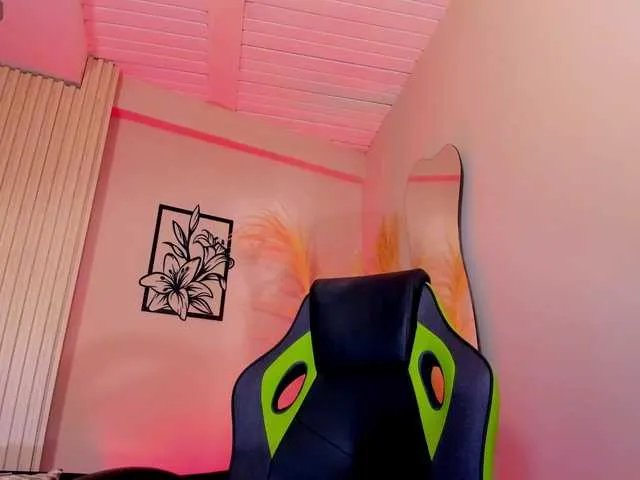 charlotte-Cox on BongaCams