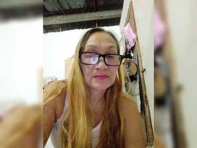 cherrywhite03 on BongaCams