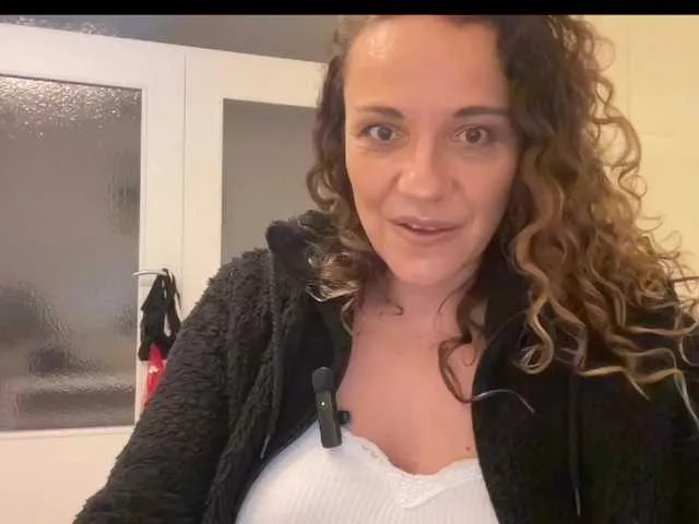 CurlyShakira — Freechat on BongaCams