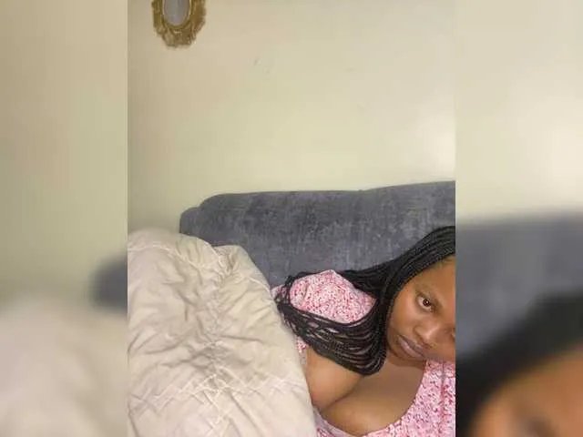 Curvy-maxy9 on BongaCams