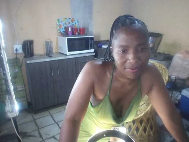 CurvyPear on BongaCams