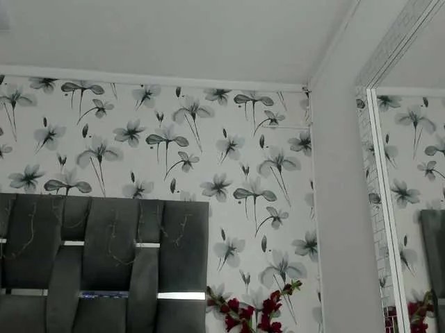 Ehotloveaxxx on BongaCams