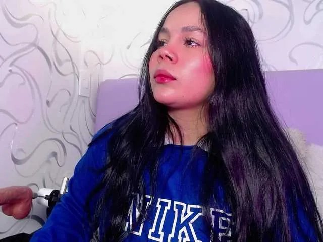 emilyqueen3xx on BongaCams