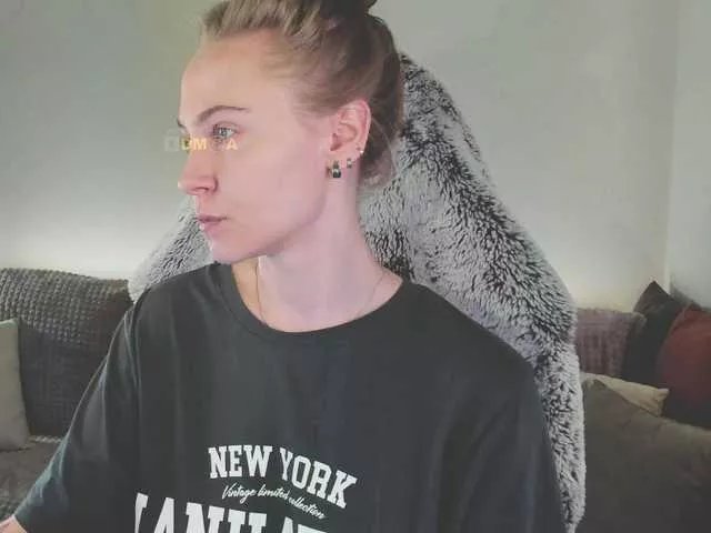 eva-adamova on BongaCams