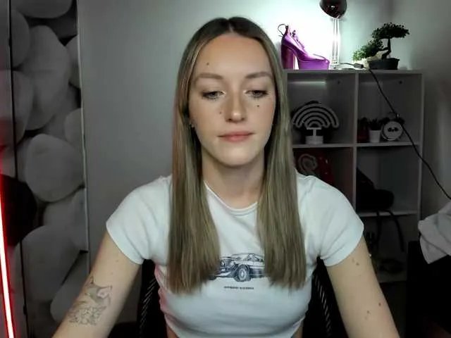 EvelynBlond on BongaCams