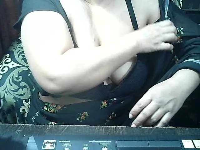 Indianbhabhimilf40 on BongaCams