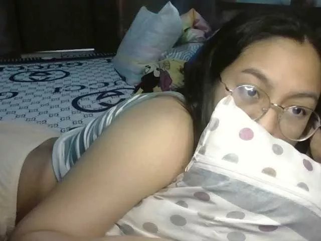 Introvertshytype2011 on BongaCams