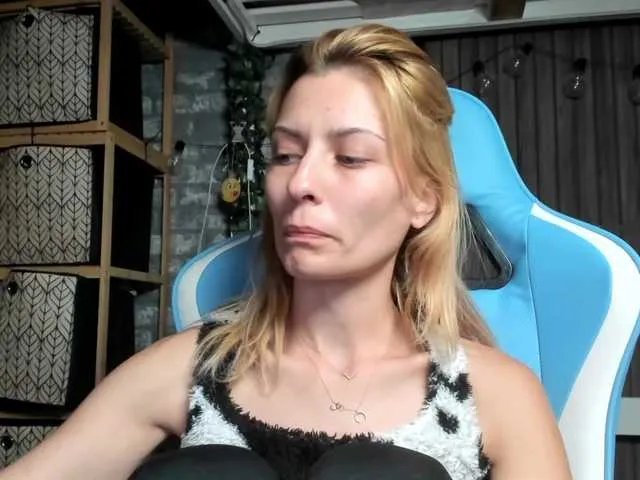 karo131324 on BongaCams
