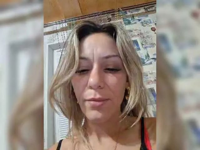 krisred on BongaCams