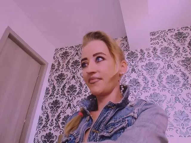 KrystalDesire on BongaCams