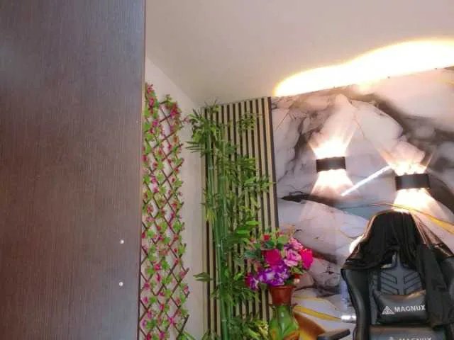 lararoberts1 on BongaCams