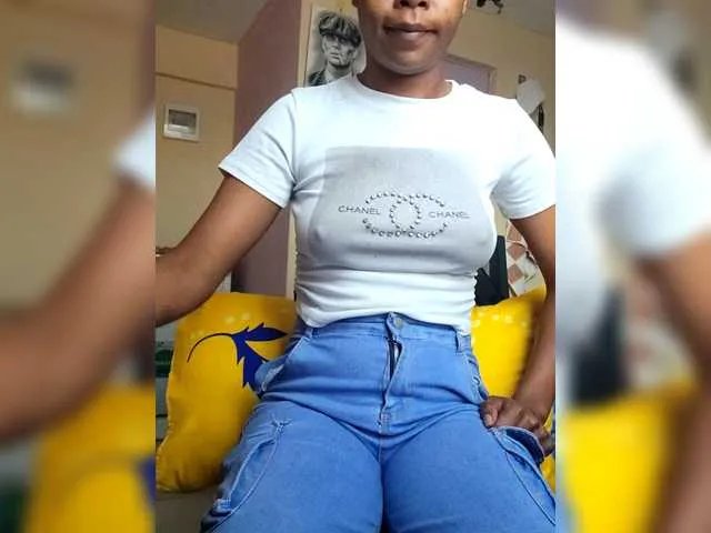 Petite-mpenzi on BongaCams