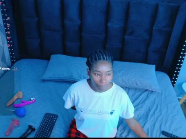 petitelittleebony on BongaCams