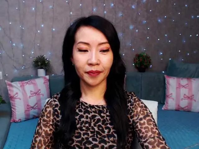 Sarahsexygirl — who will give me pleasure in private?