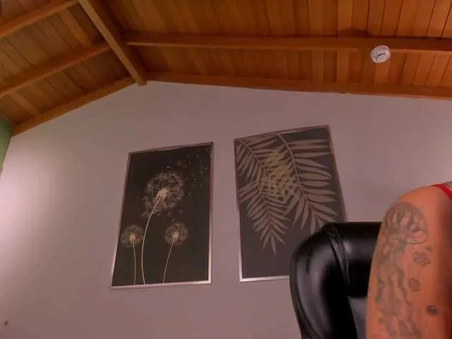 SarahYates — I'm a really hot tonight, do u want to make me cum?  GOAL: Fuck pussy   @remain tokens left IG: @sarahyatescm 