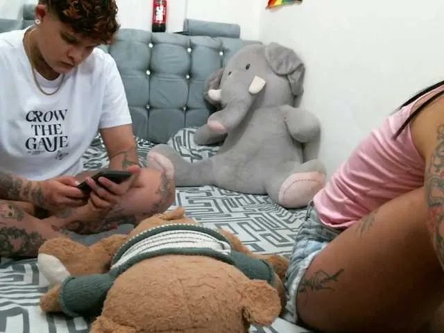 twofunnybitches on BongaCams