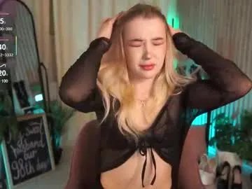laurawifeness on Chaturbate