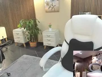 naugthyelli on Chaturbate