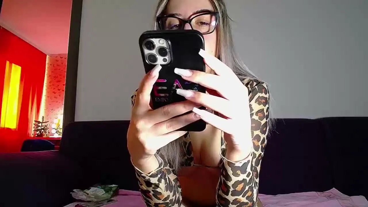 Offline Julianna6969 on Streamray