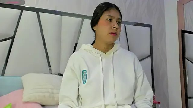 _aurora18_ on StripChat