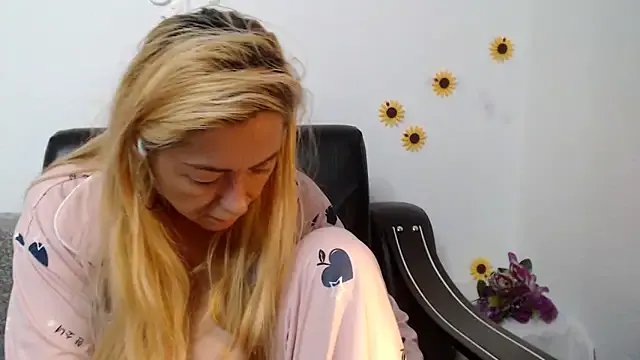 _karolynesyera_ on StripChat