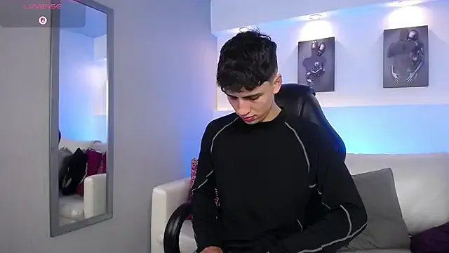 AdrianRinaldi on StripChat