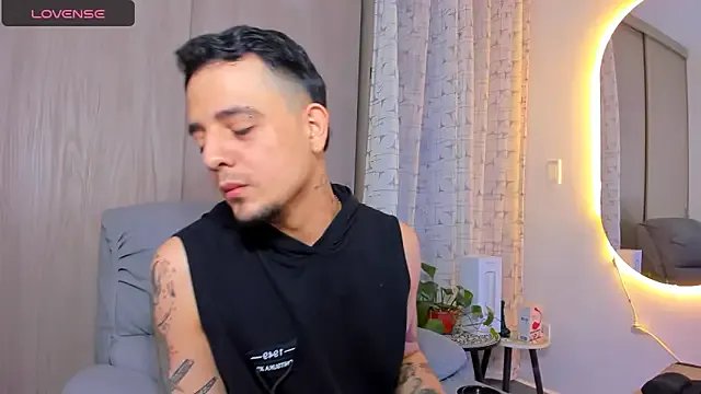 alejandro_calderon1 on StripChat