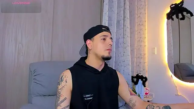 alejandro_calderon1 on StripChat