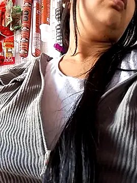 Alessandraa- on StripChat