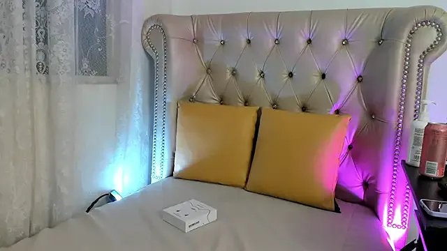 AlexaFoxy18 on StripChat