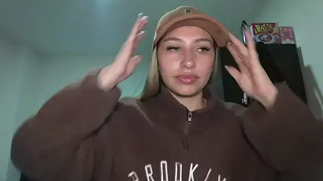 AliceTeenager___ on StripChat