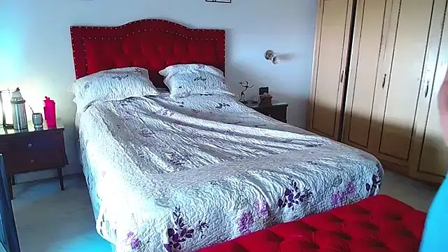 Alma-Mora on StripChat