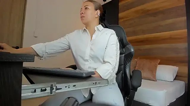 alma_fenix on StripChat