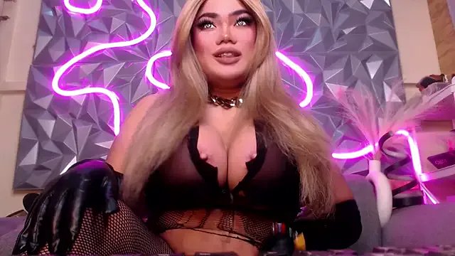 AlwaysHornyMia on StripChat