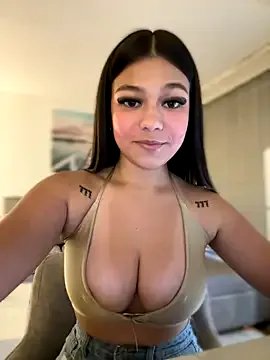 Alyshanon18 on StripChat