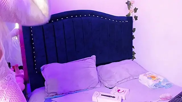 Amy_hoy69 on StripChat