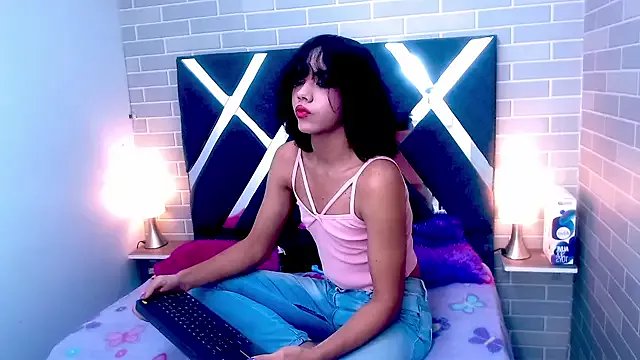 AndreaGil_ on StripChat