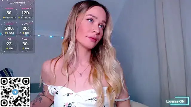 Anita_Delicious — Nake oil body and play pussy