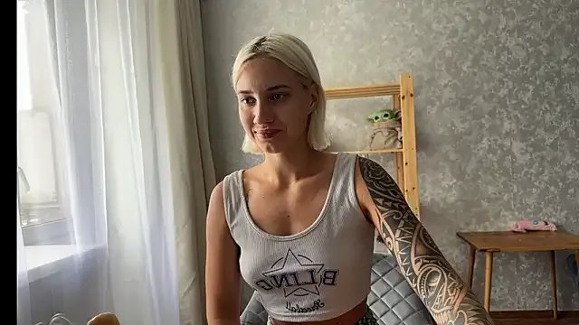 AnneBall on StripChat