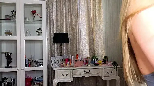 AnneFoxy — Oil show with my tits