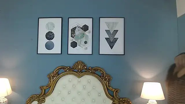 ArianaRouge on StripChat