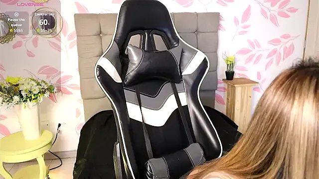 ashleyvalirya on StripChat