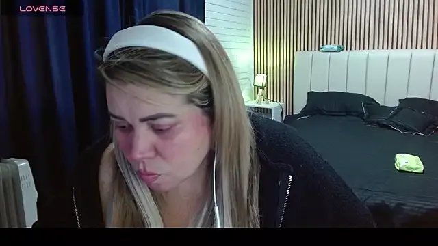 bella_savati on StripChat