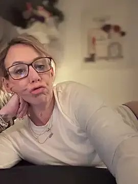 blondebitch2 on StripChat