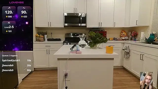 Blondiewithanass on StripChat