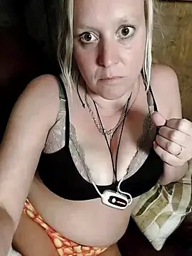 Bouncy-Bella28X on StripChat