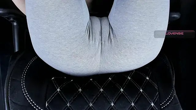 Cameltoe_squirt_inPants on StripChat